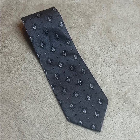Giorgio Armani Grey Tie with Silver Diamond Pattern made in Italy - Picture 2 of 6